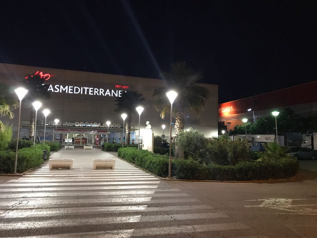 Farolas LED en la terminal de Trasmediterranea 